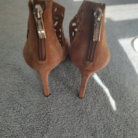 NEW BCBG Size 7 Suede Pumps Never Worn - Picture 3 of 4